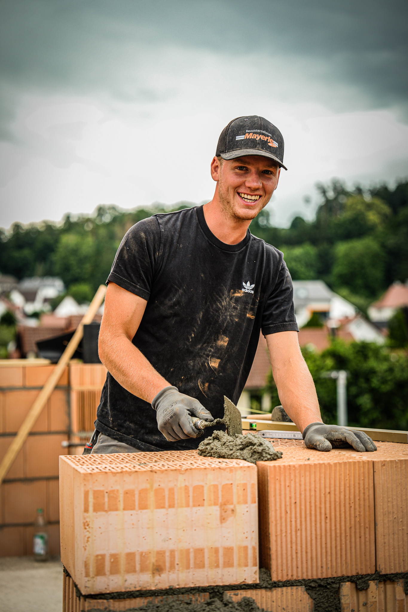 Maurer bei präziser Wertarbeit an einer Ziegelwand